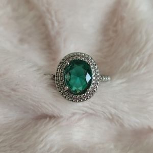 💚 Emerald Green Ring